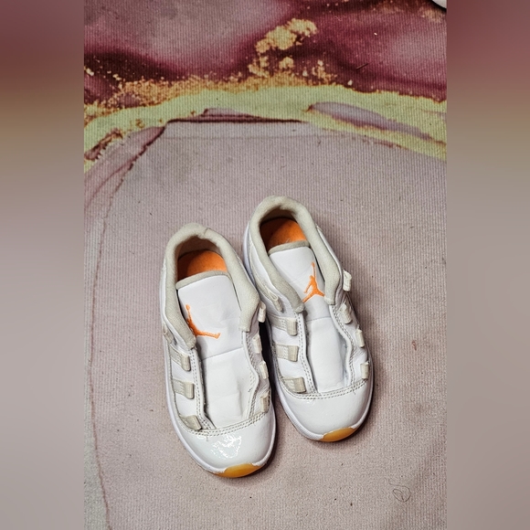 Jordan Retro 2(toddler) - Picture 2 of 10